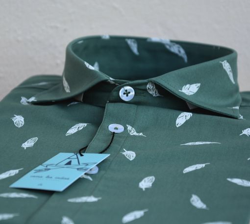 Camisa estampada de hombre, de manga corta, hecha en algodón orgánico, con estampado de plumas sobre fondo mint. Hecha en España de manera sostenible.