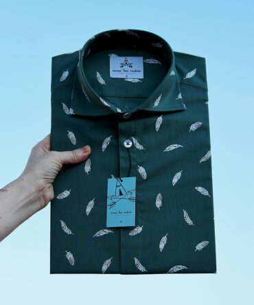 Camisa estampada de hombre, de manga corta, hecha en algodón orgánico, con estampado de plumas sobre fondo mint. Hecha en España de manera sostenible.