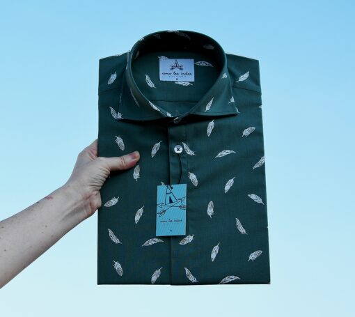 Camisa estampada de hombre, de manga corta, hecha en algodón orgánico, con estampado de plumas sobre fondo mint. Hecha en España de manera sostenible.