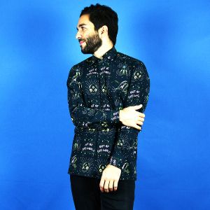 Camisa de hombre estampada con alienígenas y pistolas espaciales sobre fondo negro. Camisa de hombre, sostenible y de algodón orgánico.