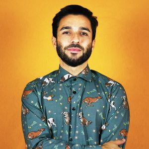 Camisa estampada de hombre, de manga larga y de algodón orgánico. Camisa sostenible de hombre con estampado de perros. Hecha en España.