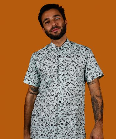 Camisa hombre estampada, de manga corta, hecha en algodón orgánico, con bonito estampado de tatus old school. Hecha en España