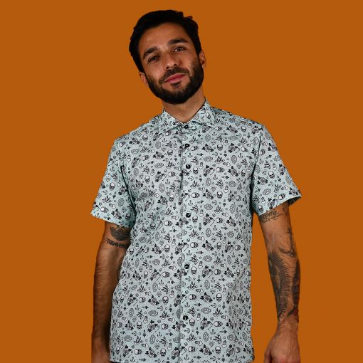 Camisa hombre estampada, de manga corta, hecha en algodón orgánico, con bonito estampado de tatus old school. Hecha en España