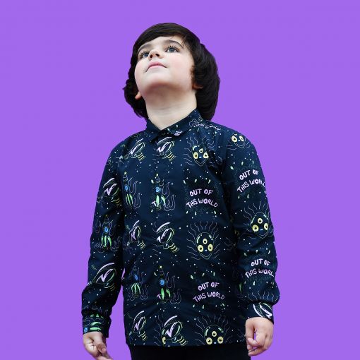 Camisa de niño de manga larga, hecha en algodón orgánico, con estampado de alienígenas y pistolas espaciales sobre fondo negro.