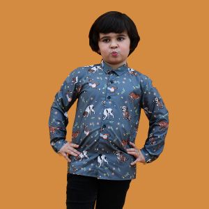 Camisa estampada de niño, hecha en algodón orgánico. Es de manga larga y tiene estampado de perros sobre fondo verde militar.