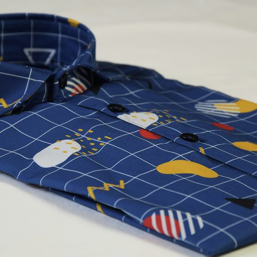 Camisa de hombre estampado geométrico sobre fondo azul, de manga corta y algodón orgánico. Camisa sostenible hecha en España.