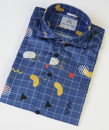 Camisa de hombre estampado geométrico sobre fondo azul, de manga corta y algodón orgánico. Camisa sostenible hecha en España.