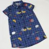 Vestido camisero de niña, de manga corta, hecho en algodón orgánico con estampado geométrico y fondo azul. Hecho en España.